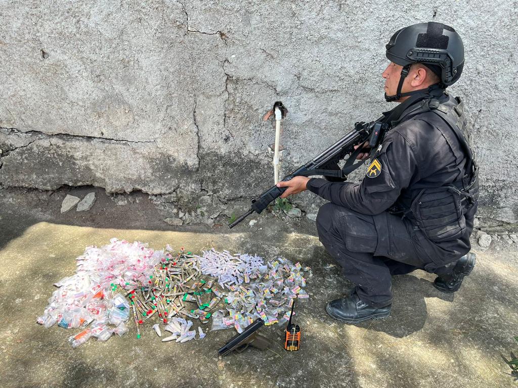PMs apreendem drogas e munições no bairro Amendoeira em São Gonçalo
